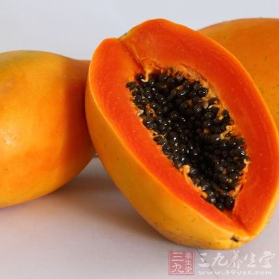 木瓜切碎，取少許酸奶，一層酸奶一層藍莓一層木瓜地鋪好