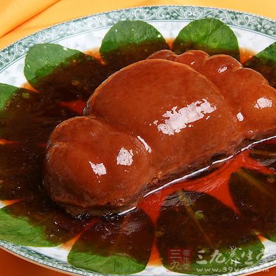 肥嫩熊掌一對(不包括熊腿部分),放鍋中加清水7500克 肥嫩熊掌一對(不包括熊腿部分),放鍋中加清水7500克