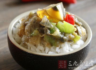 青椒切成小粒,蒜剁碎 青椒切成小粒,蒜剁碎
