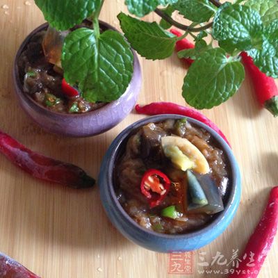 把皮蛋和炒過的青椒倒入茄子裡 把皮蛋和炒過的青椒倒入茄子裡