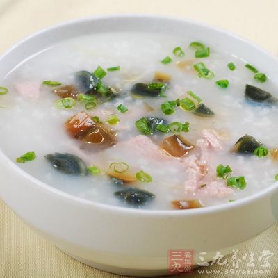 水燒開後將瘦肉放入略焯,將水倒掉,將肉上的浮沫沖洗干淨 水燒開後將瘦肉放入略焯,將水倒掉,將肉上的浮沫沖洗干淨