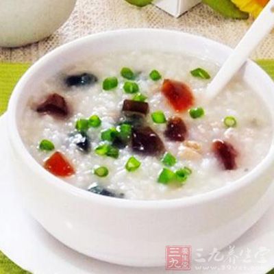 將肉絲和剩下的皮蛋放入粥中,小火煮20—30分鐘,至濃稠 將肉絲和剩下的皮蛋放入粥中,小火煮20—30分鐘,至濃稠