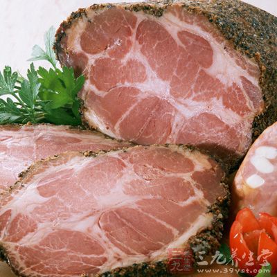 點火熏烤。火不要太大,隔時將肉翻動,直至肉熏黃為止 點火熏烤。火不要太大,隔時將肉翻動,直至肉熏黃為止