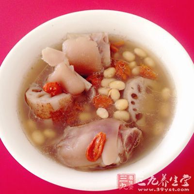 蓮藕清潤解燥，豬蹄則補血生血，對胃部的保健很有效果