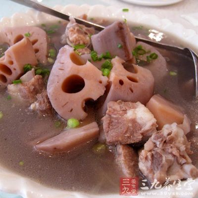 鮮藕是難得的清熱潤肺，生津止渴的好食材，可以生吃，炖排骨湯更佳