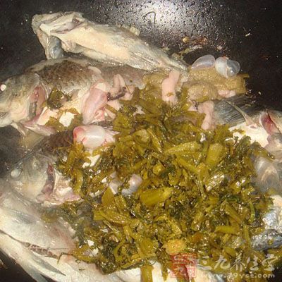 鹹菜鲫魚的做法