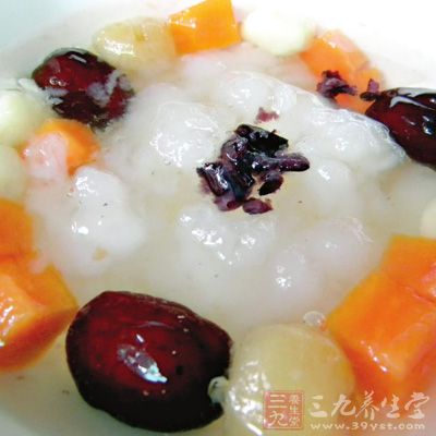 取適量干的雪蛤油用水泡半天時間，挑去黑籽和胞衣，泡開後色澤透明