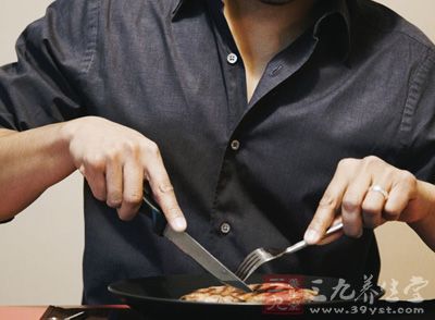 西餐中左手持叉,主要是用於將食物送入口中 西餐中左手持叉,主要是用於將食物送入口中