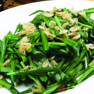 韭菜250克洗淨切段，蝦皮60克，食鹽、香油、醬油、味精各適量