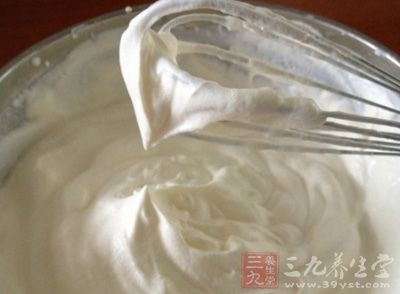 邊攪邊加另一半牛奶,直至全部牛奶加完,成為潔白光亮的稠糊狀 邊攪邊加另一半牛奶,直至全部牛奶加完,成為潔白光亮的稠糊狀