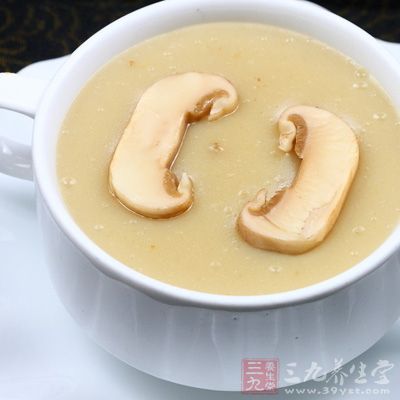 發好口蘑25g,洗淨,切片,放入鍋內,加點清湯,燒開後,加入奶油原湯 發好口蘑25g,洗淨,切片,放入鍋內,加點清湯,燒開後,加入奶油原湯
