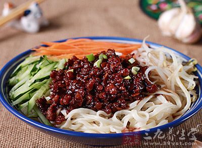 端著碗炸醬面,碗裡擱一根脆黃瓜,在當院或門洞裡一蹲,吃兩口炸醬面,咬一口黃瓜 端著碗炸醬面,碗裡擱一根脆黃瓜,在當院或門洞裡一蹲,吃兩口炸醬面,咬一口黃瓜