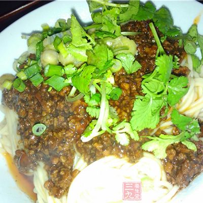 豬肉一塊切碎,肥瘦比例3:7最好 豬肉一塊切碎,肥瘦比例3:7最好