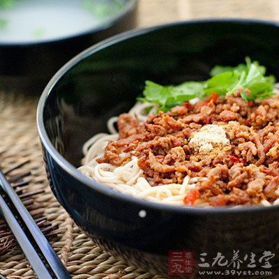 夏天可以把面條過下涼水,更加勁道爽口一些 夏天可以把面條過下涼水,更加勁道爽口一些