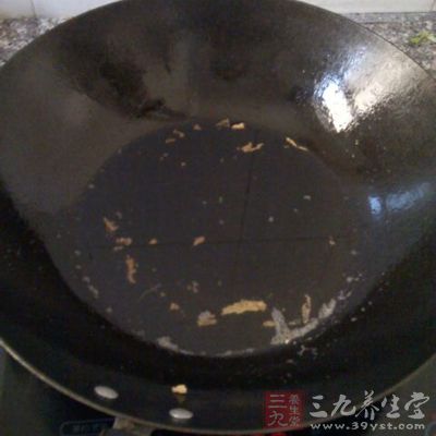 鍋中油燒熱