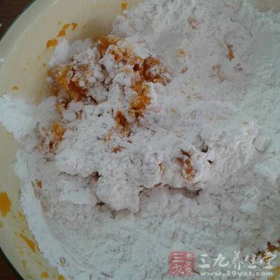把南瓜泥加糯米粉裡 把南瓜泥加糯米粉裡