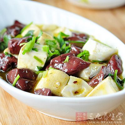 鍋內燒開水，下白豆腐焯水，去除豆腥味