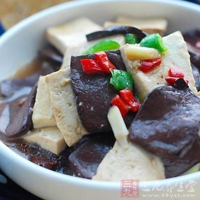 加入白豆腐，煮開
