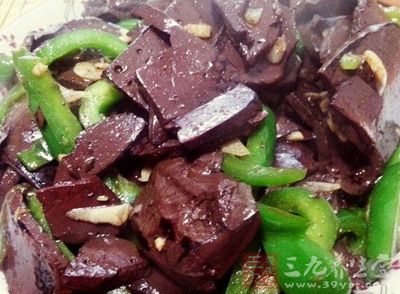 豬血1塊青椒1個輔料紅椒適量鹽適量洋蔥少許生抽適量胡椒粉適量香醋適量料酒適量