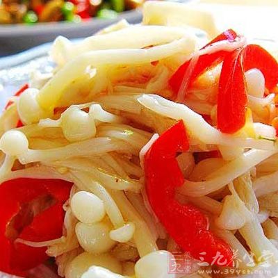 將金針菇、紅椒絲,黃瓜絲、步驟4中調好的汁拌均勻,口重的可以加點辣椒油或者辣椒醬 將金針菇、紅椒絲,黃瓜絲、步驟4中調好的汁拌均勻,口重的可以加點辣椒油或者辣椒醬