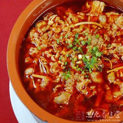 肥牛250克,金針菇300克,調料色拉油適量,食鹽少許蒜泥適量,小蔥適量,郫縣豆瓣醬1湯匙 肥牛250克,金針菇300克,調料色拉油適量,食鹽少許蒜泥適量,小蔥適量,郫縣豆瓣醬1湯匙