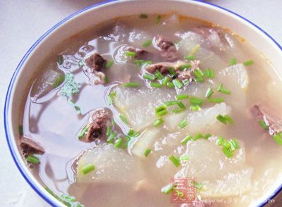 豬肺少許，冬瓜5片調料食鹽2克胡椒粉2克，豬肺冬瓜湯的做法1.放入少許豬肺湯