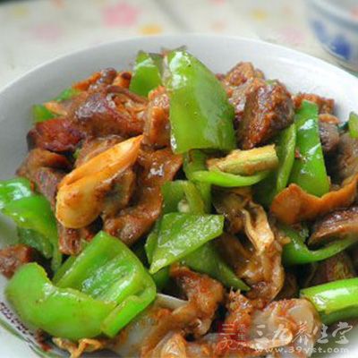 豬肺(醬貨)500克，尖椒250克