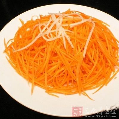 新鮮的胡蘿卜切成細絲備用