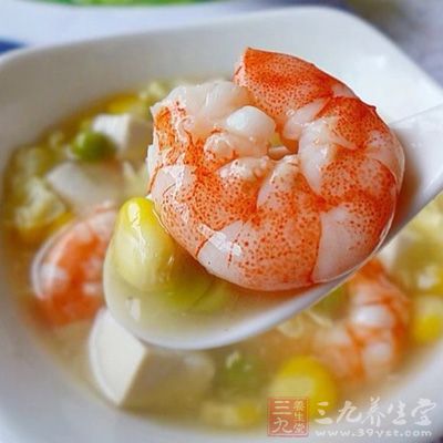 大蝦只取蝦仁,並用小刀在蝦背上劃開,取出蝦線,這樣處理後做好的蝦會更像蝦球~ 大蝦只取蝦仁,並用小刀在蝦背上劃開,取出蝦線,這樣處理後做好的蝦會更像蝦球~