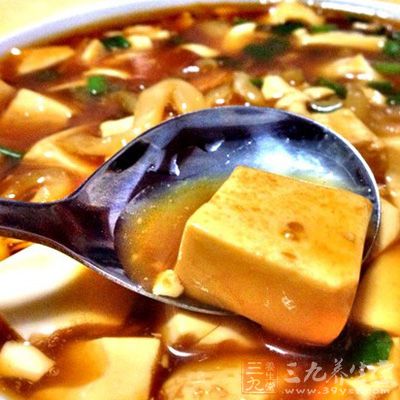 豆腐用水沖洗干淨,切成長方形的小條 豆腐用水沖洗干淨,切成長方形的小條
