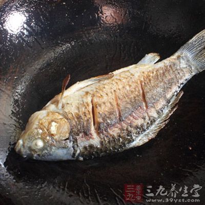將魚兩面煎黃