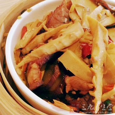 坐鍋點火,不用放油,把肥的臘肉或帶肥的比較多的臘肉放入鍋中翻炒 坐鍋點火,不用放油,把肥的臘肉或帶肥的比較多的臘肉放入鍋中翻炒