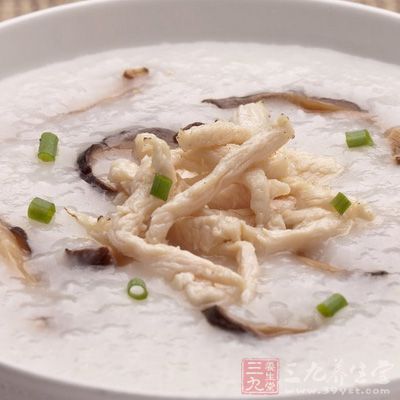 待煮至香味溢出將香葉、八角、桂皮撈出