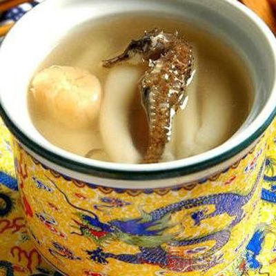 將海馬、冬蟲夏草、鹿肉、生姜、紅棗洗淨,放入瓦鍋內,加清水適量,武火煮沸後,文火煮2小時,調味即可 將海馬、冬蟲夏草、鹿肉、生姜、紅棗洗淨,放入瓦鍋內,加清水適量,武火煮沸後,文火煮2小時,調味即可