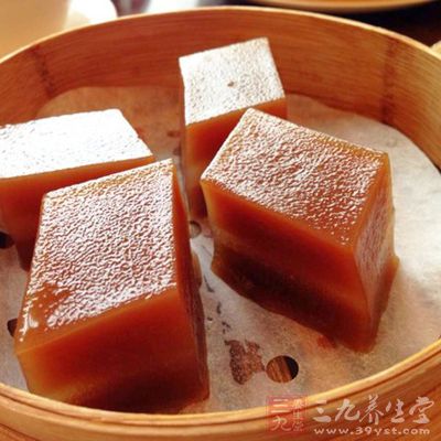 蒸好的紅棗糕放涼後方可切塊享用