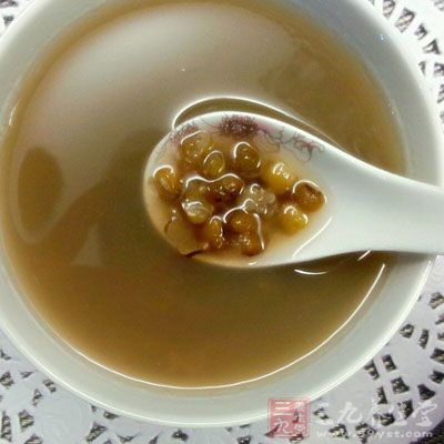 由於夏天屬梅雨季節,綠豆湯最適宜夏天飲用 由於夏天屬梅雨季節,綠豆湯最適宜夏天飲用
