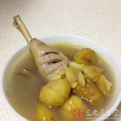 板栗去皮洗淨同豬脊骨、老雞、火腿一起放進沙煲內 板栗去皮洗淨同豬脊骨、老雞、火腿一起放進沙煲內