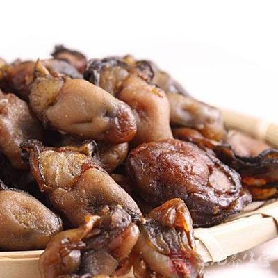 干牡蛎用開水燙洗干淨,同鹌鹑、豬排一起放進鍋內 干牡蛎用開水燙洗干淨,同鹌鹑、豬排一起放進鍋內