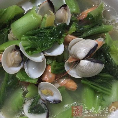 芥菜口感微苦,所以夏天吃芥菜最合適不過,蛤蜊口味鮮甜,兩煮搭配最合適不過 芥菜口感微苦,所以夏天吃芥菜最合適不過,蛤蜊口味鮮甜,兩煮搭配最合適不過