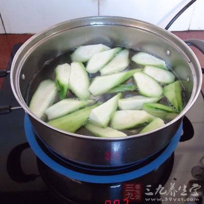 夏天用絲瓜燒湯吃,不僅味道鮮美,又不油膩 夏天用絲瓜燒湯吃,不僅味道鮮美,又不油膩