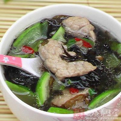 紫菜味甘鹹性寒,能清熱利尿,軟堅化痰,也可治療水腫和腳氣等病 紫菜味甘鹹性寒,能清熱利尿,軟堅化痰,也可治療水腫和腳氣等病