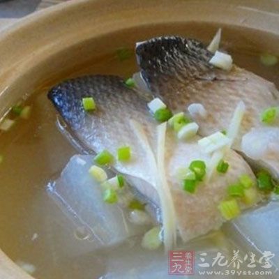 白鲫魚去鱗去鰓去內髒用水洗淨 白鲫魚去鱗去鰓去內髒用水洗淨