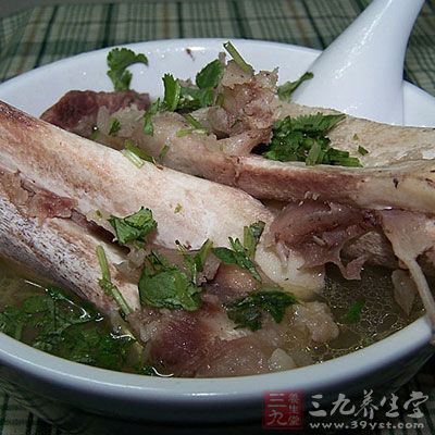 牛骨含有豐富鈣質,對孕婦及胎兒都有益 牛骨含有豐富鈣質,對孕婦及胎兒都有益