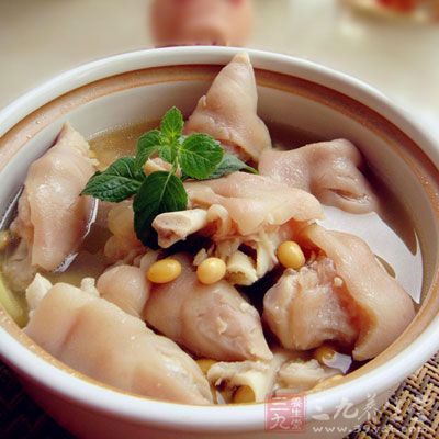 豬蹄富含大量的膠原蛋白,可以增強皮膚彈性 豬蹄富含大量的膠原蛋白,可以增強皮膚彈性