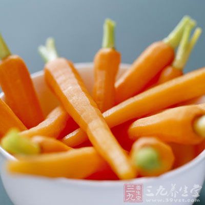 將胡蘿卜去皮洗淨切成塊狀 將胡蘿卜去皮洗淨切成塊狀