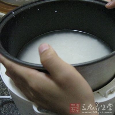 將洗干淨的大米放入電飯鍋中 將洗干淨的大米放入電飯鍋中