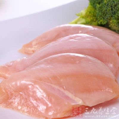 雞胸肉放入開水中煮熟之後,用手撕成細絲備用 雞胸肉放入開水中煮熟之後,用手撕成細絲備用