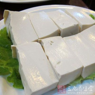 豆腐切成1.5厘米厚度,兩面塗抹面粉 豆腐切成1.5厘米厚度,兩面塗抹面粉