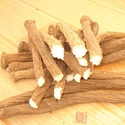 牛蒡切絲放入鹽水中浸泡10分鐘之後撈出 牛蒡切絲放入鹽水中浸泡10分鐘之後撈出