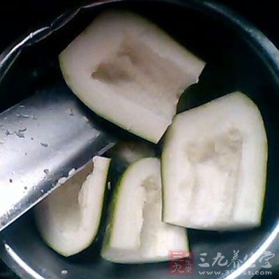 將冬瓜洗淨,削皮,切片 將冬瓜洗淨,削皮,切片